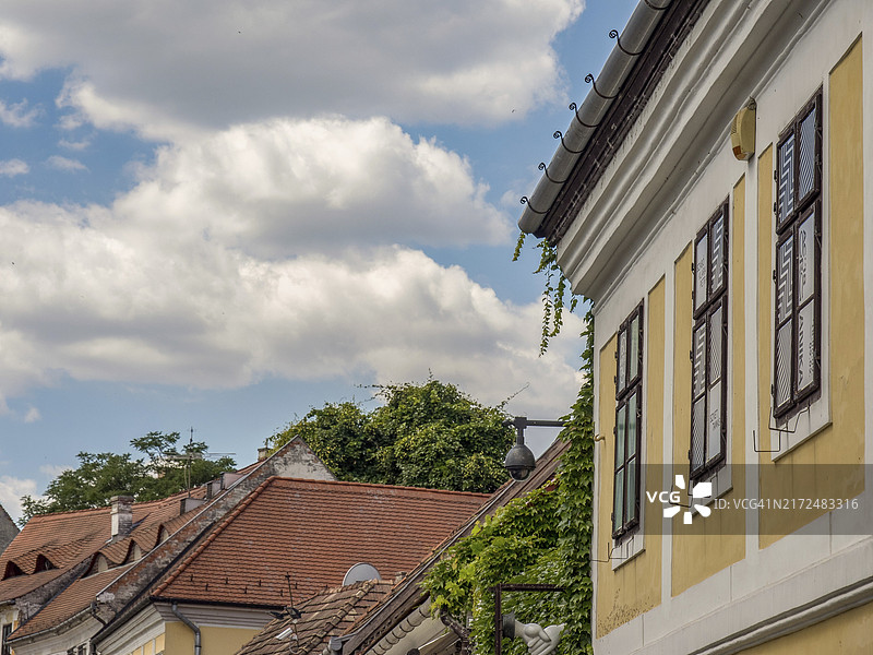 匈牙利埃斯泰尔戈姆多瑙河畔的红色屋顶住宅图片素材