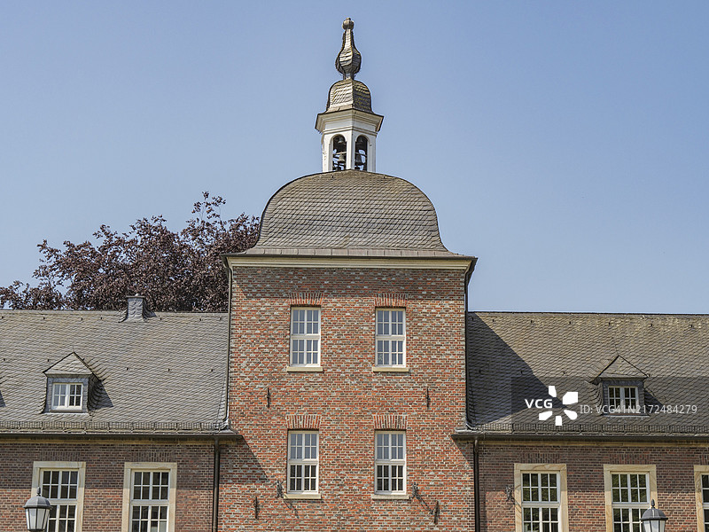 德国明斯特地区阿豪斯，带塔楼和灰色屋顶的历史建筑特写图片素材