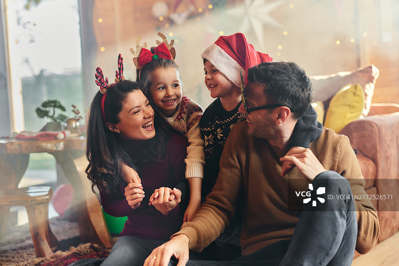 幸福家庭在元旦在家聊天图片素材