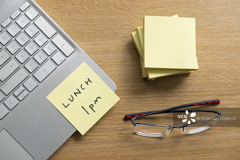 特写静物，办公桌、电脑键盘和便利贴图片素材