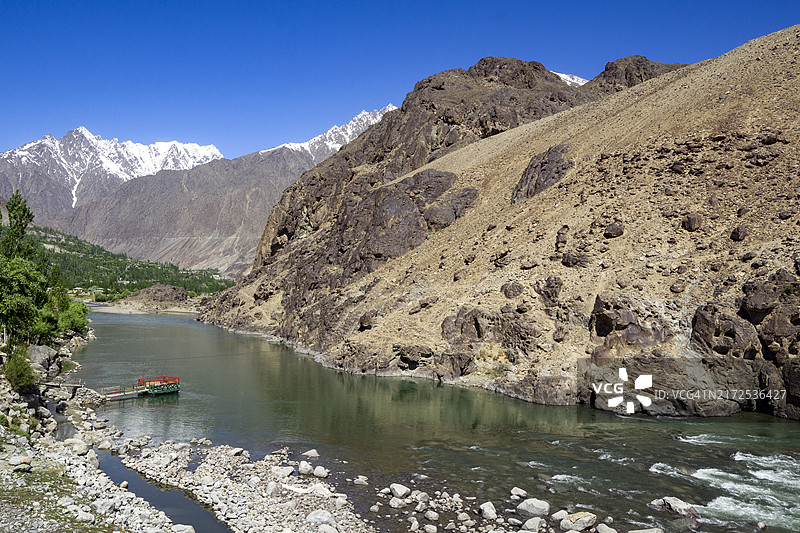 卡尔蒂湖，位于吉尔吉特-奇特拉公路沿线，距古皮斯约6公里，是一处令人惊叹的自然景观，吉尔吉特河在卡尔蒂村附近变得更宽更深图片素材