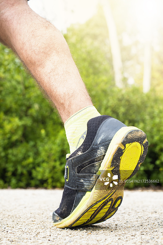 男人运动鞋的脚部特写图片素材