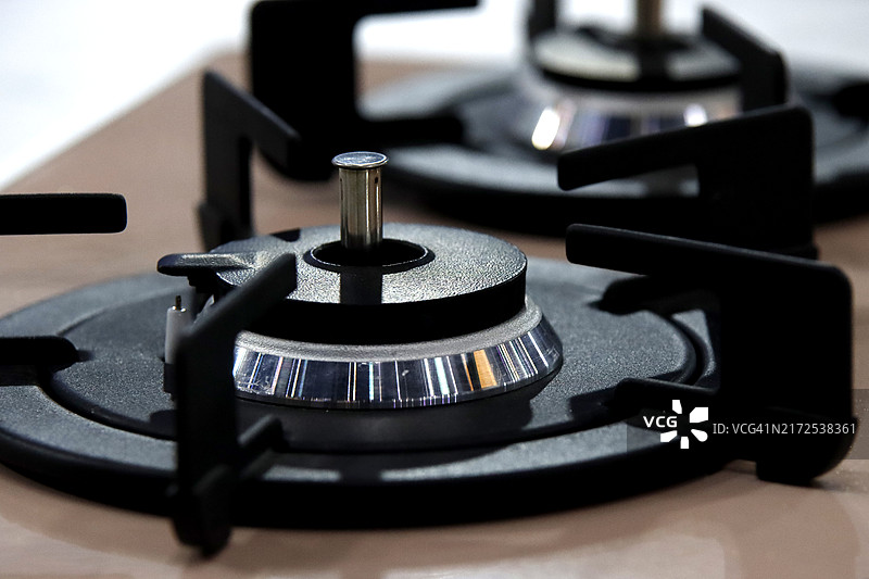 厨房里的燃气灶燃烧器图片素材