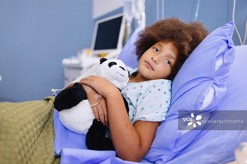 躺在医院病床上悲伤的小女孩特写图片素材