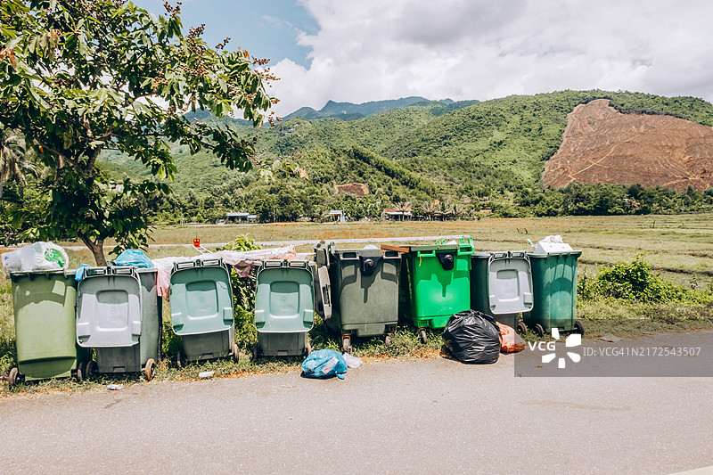 乡间小路旁的垃圾和回收箱图片素材