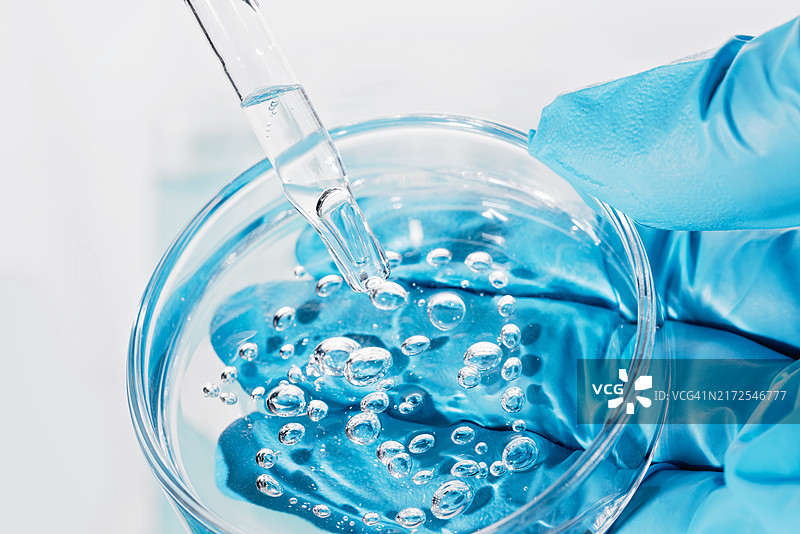 实验室移液器向培养皿中添加液体图片素材