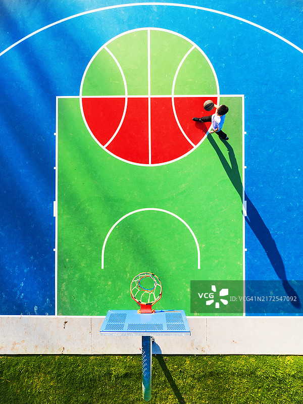 小篮球运动员的运动瞬间图片素材