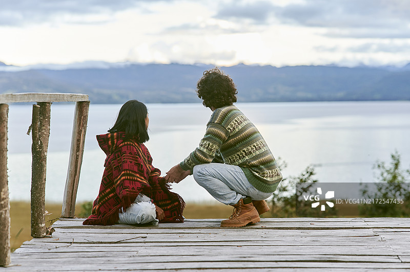 日落时分，湖边情侣图片素材