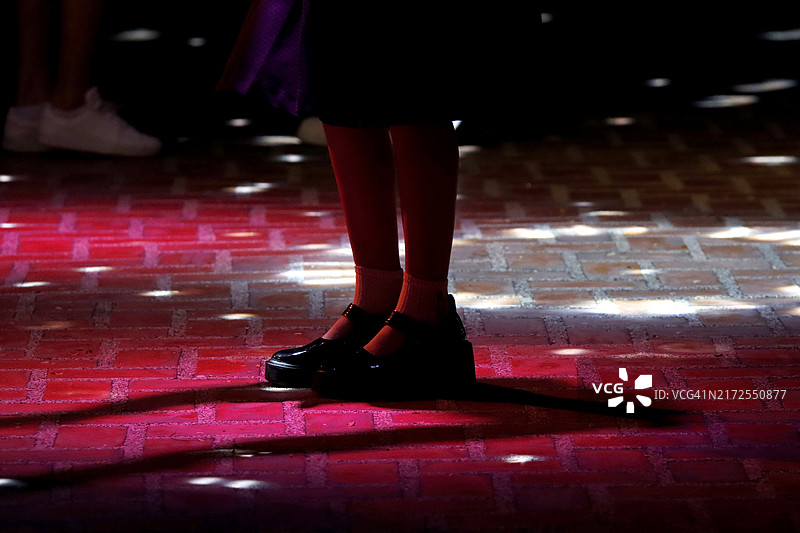 女子在舞池跳探戈图片素材