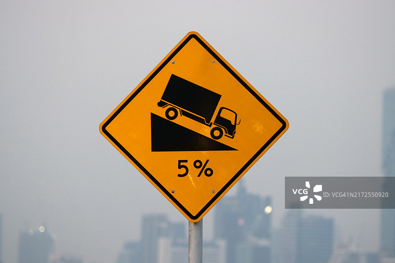 下坡路段交通警示：减速并使用低档，谨慎驾驶图片素材