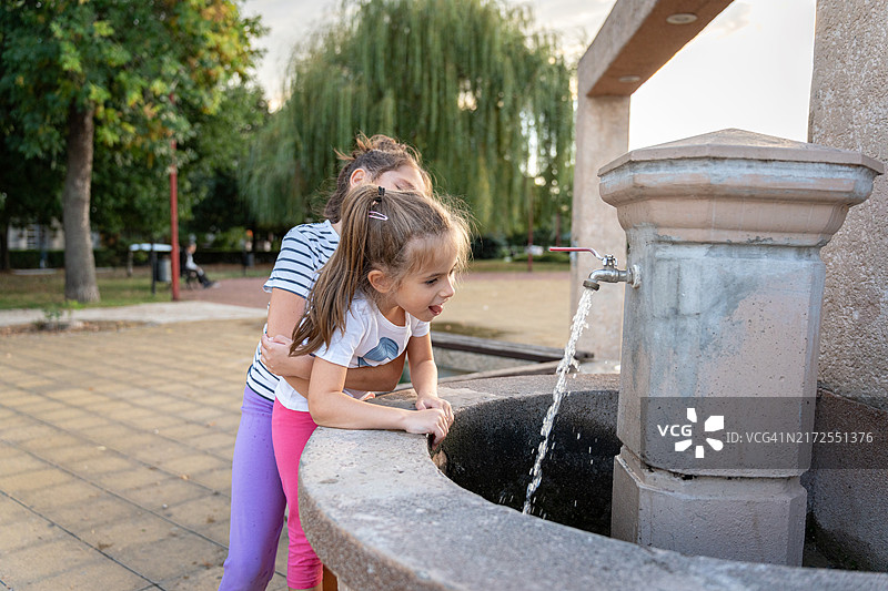 姐妹们互帮互助图片素材