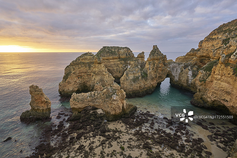 葡萄牙拉各斯皮耶达德角日出图片素材