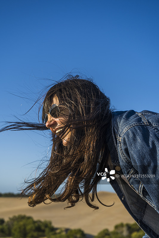 在户外开怀大笑的女人图片素材