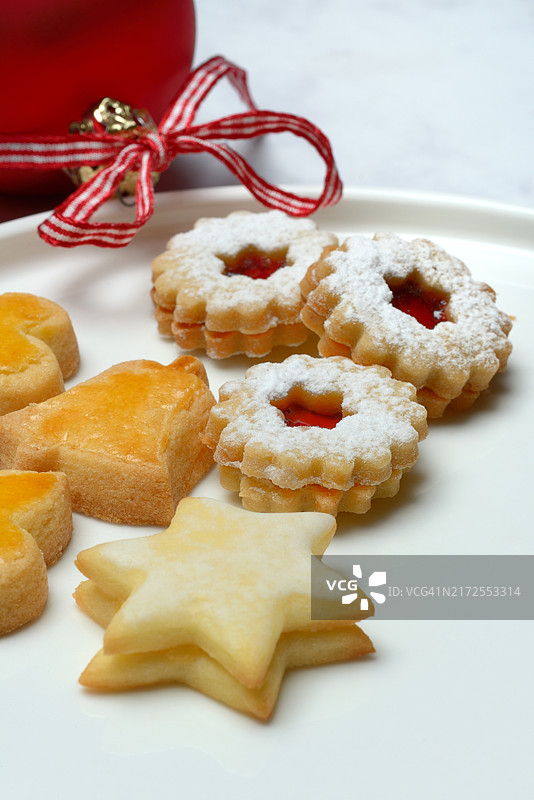 盘子里的什锦圣诞饼干图片素材