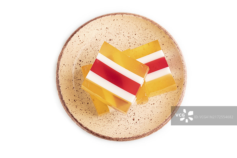 白色背景下的杏仁牛奶和桃子果冻，俯视图片素材