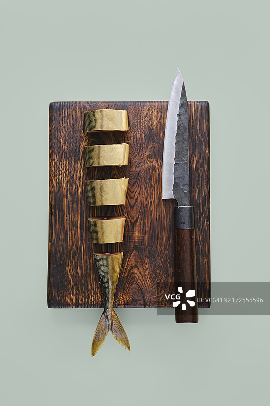 木制砧板上切片的烟熏鲭鱼俯视图图片素材