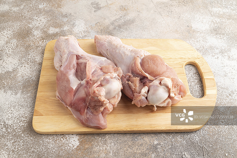 木板上配有香草和香料的生火鸡翅图片素材