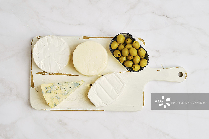 白板上的布里干酪、卡门培尔干酪、山羊奶酪和蓝纹奶酪顶视图图片素材