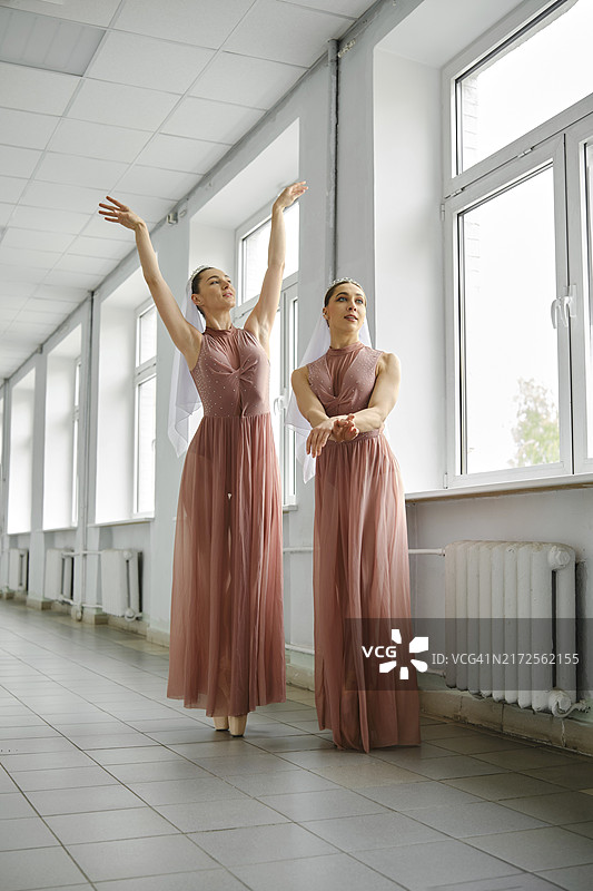 两名芭蕾舞演员在走廊里排练舞蹈图片素材