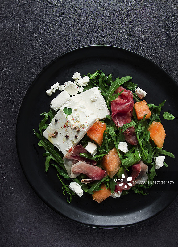 沙拉，蜜瓜配意大利熏火腿、芝麻菜和奶酪，夏季沙拉，素食，自制图片素材