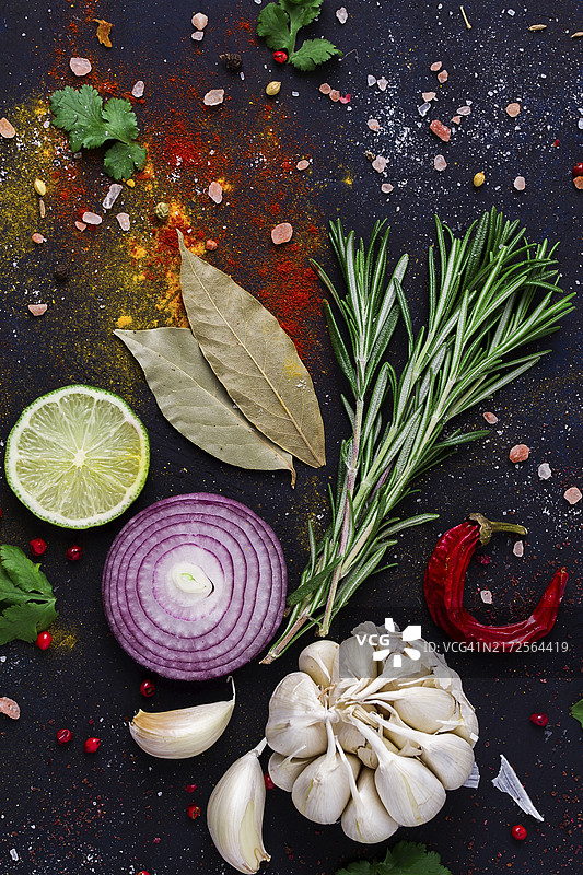 美食背景：香料和草药组合，深色背景，概念，顶视图，无人图片素材