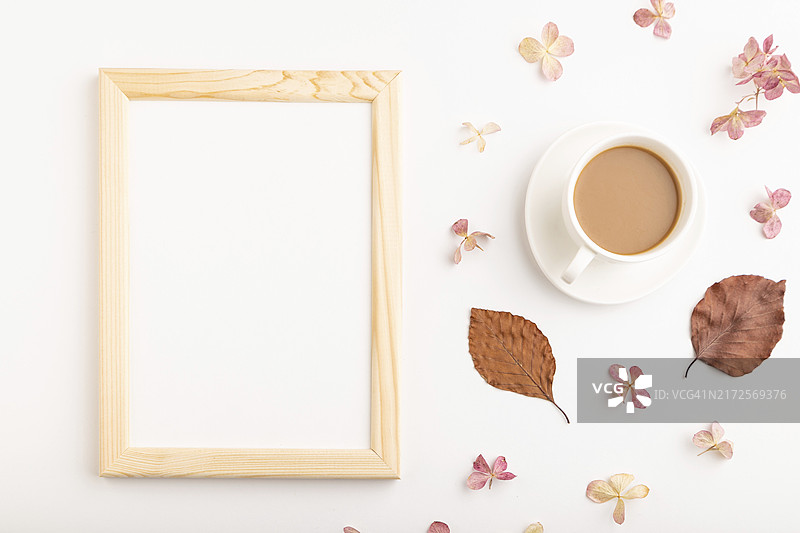木框、山毛榉秋叶、绣球花和咖啡杯构图白色背景样机图片素材