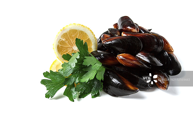 白色背景上的新鲜贻贝，配以欧芹和柠檬图片素材