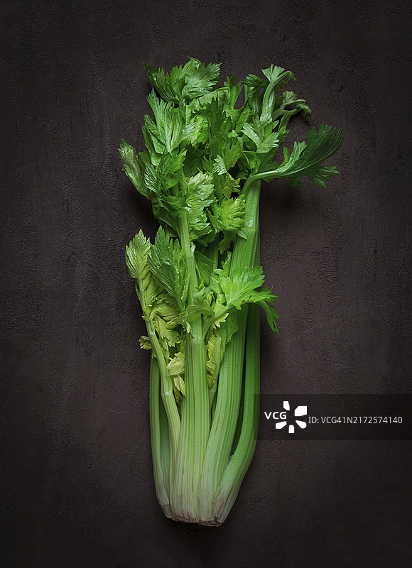 深色背景上的新鲜芹菜，顶视图，无人图片素材