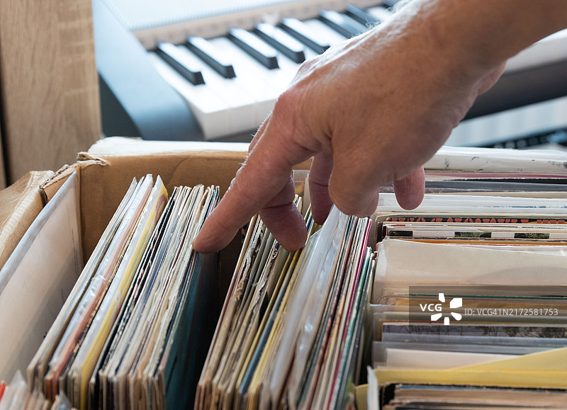 手在黑胶唱片上滑动图片素材