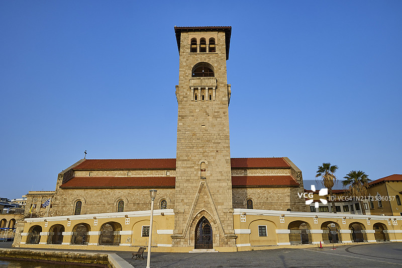 蓝色天空下的教堂、钟楼和拱廊，希腊罗德镇圣母领报教堂图片素材