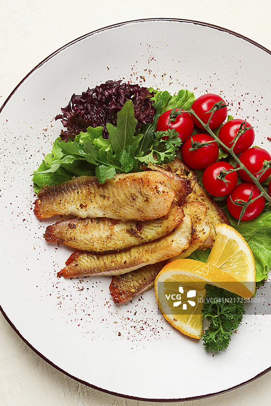 香料炸罗非鱼片配樱桃沙拉（家常菜）图片素材