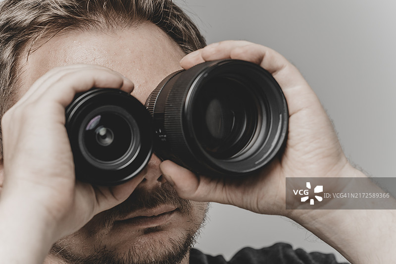 男人手持镜头图片素材