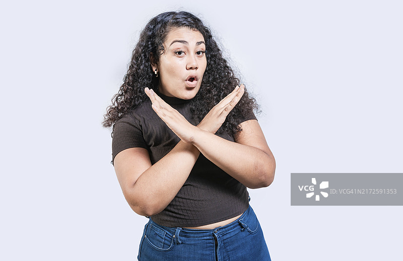 女人交叉双臂，做出拒绝的姿势图片素材