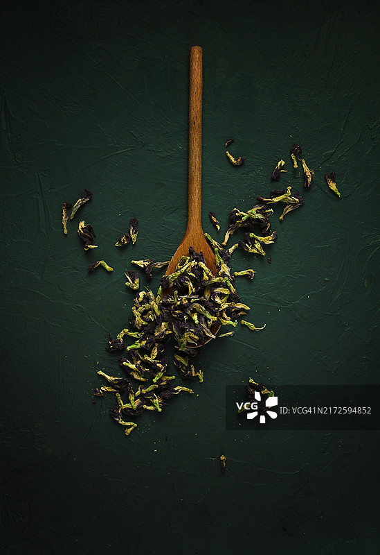 泰式蝶豆花茶与木勺俯视图图片素材