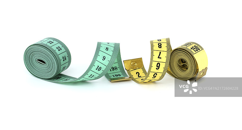 白色背景上螺旋状的黄绿色卷尺，营造出视觉动感图片素材