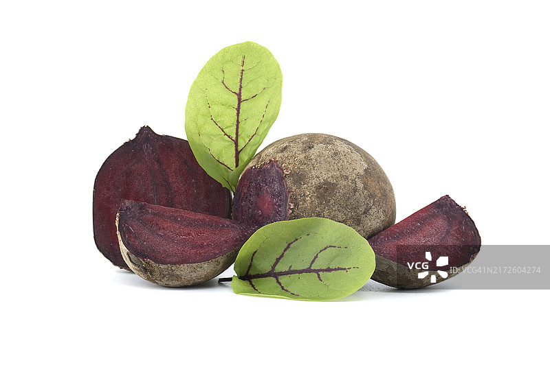 完整甜菜根和切片甜菜根蔬菜合集，带绿色叶子，独立于白色背景图片素材