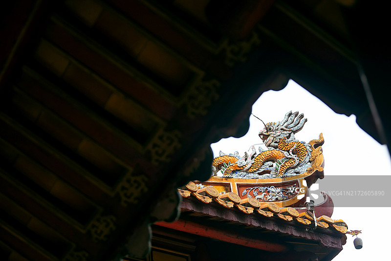 越南中部19世纪风格的皇家建筑上的神圣动物雕刻图片素材