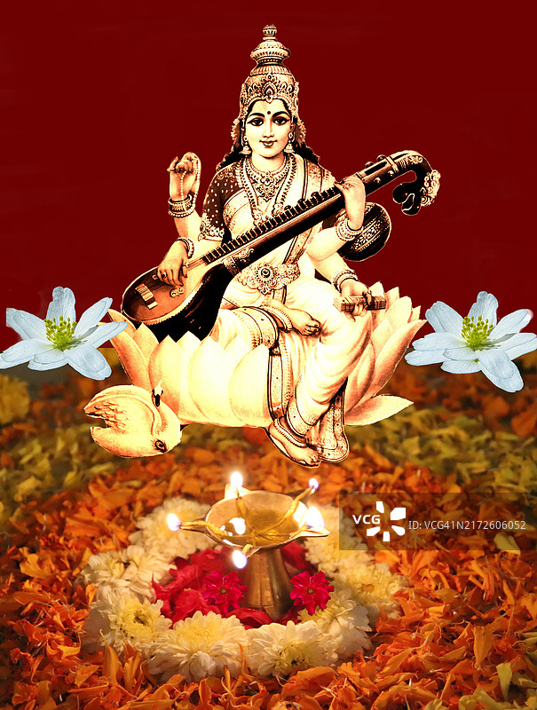 萨拉斯瓦蒂女神/花卉图案/点亮的黄铜油灯/九夜节/萨拉斯瓦蒂法会图片素材