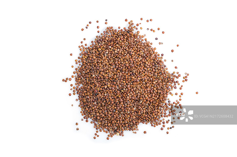 白色背景上分离的一堆生红藜麦，顶部视图，平放，特写，宏图片素材