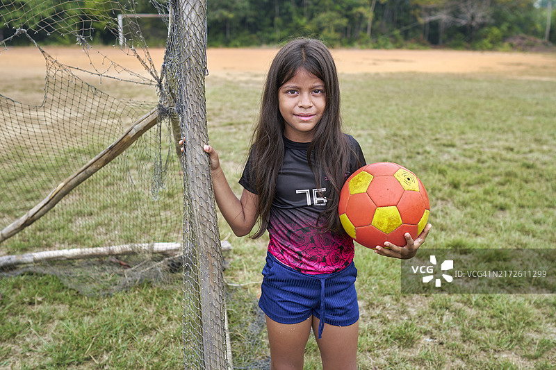 身穿足球队服的巴西亚马逊土著女孩在守门图片素材