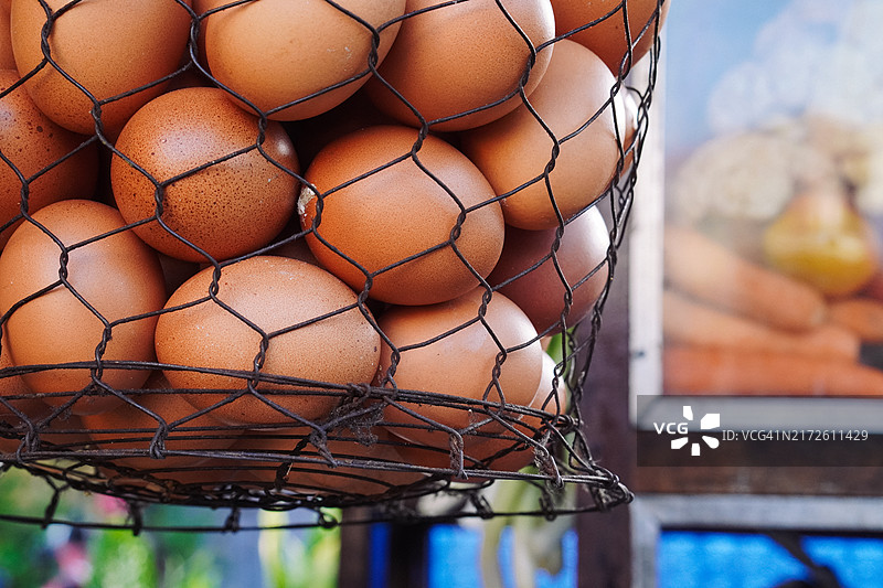 篮子里装的农场新鲜鸡蛋图片素材