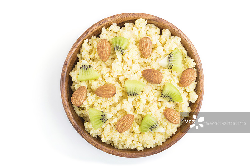 猕猴桃杏仁小米粥（白色背景木碗，顶视图，平铺，特写）图片素材