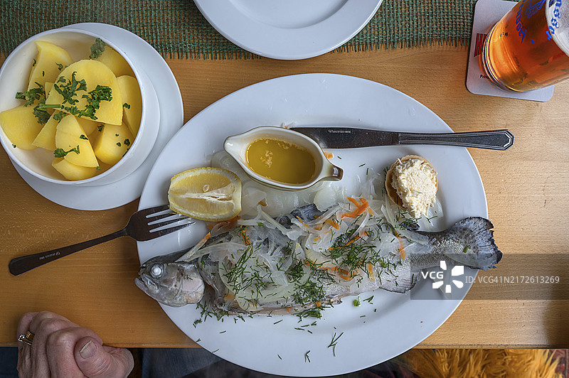 鳟鱼配土豆、黄油和辣根图片素材