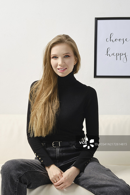 穿着黑色高领毛衣的可爱开朗女人肖像照图片素材