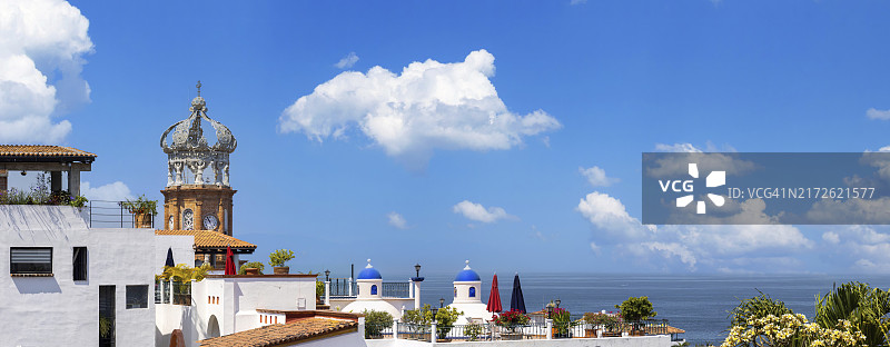 墨西哥巴亚尔塔港全景：海滨马雷贡、海滩和历史中心图片素材