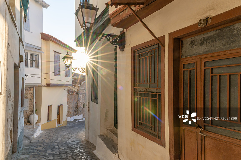 阳光洒在希腊萨摩斯老城巷道上图片素材