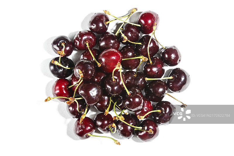 白色背景上的红色甜樱桃堆图片素材