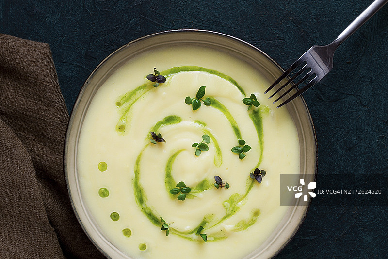 深色背景上手工制作的青葱黄油土豆泥（俯视）图片素材