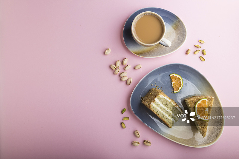 自制牛奶奶油开心果蛋糕咖啡杯粉色背景图片素材