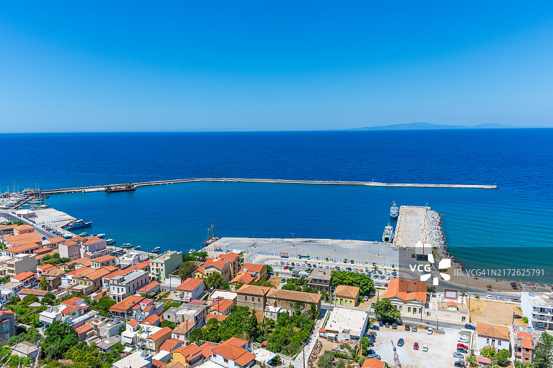 希腊萨摩斯岛卡洛瓦西港的俯视角度照片图片素材